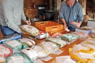 Weihnachtsstollen unterziehen sich Prüfung - Dennis Kästner (l.) und René Buschmann bauen die 67 Stollen aus 29 Betrieben auf.