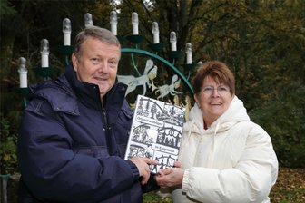 Weihnachtssymbole des Erzgebirges: Ehepaar aus Norddeutschland veröffentlicht Buch über Ortsschwibbogen - Heike und Wolfgang Lorentz präsentieren ihr Buch zu erzgebirgischen Ortsschwibbogen in Johanngeorgenstadt.