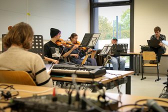 Für die musikalische Begleitung zur Weihnachtszeit sorgt das eigene Orchester der Hochschulbühne Mittweida.