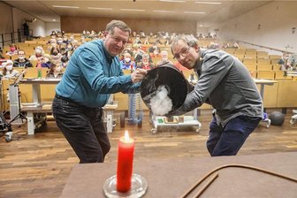 Weihnachtsvorlesung bei den Physikern: Von Abschieden und Pflastern - Dr. Thomas Franke (l.) und Dr. Herbert Schletter (r.) im Hörsaal der TU Chemnitz.