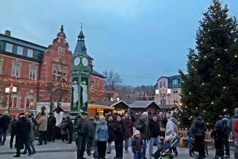 Weihnachtswochenende im Raum Stollberg: Wie die besinnliche Zeit eingeläutet wird - Vor zwei Jahren lag während des Oelsnitzer Weihnachtsmarktes kein Schnee. Bergparade ist diesmal am Samstag.