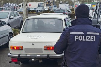 Weihnachtswunder für Wartburg-Besitzer: Polizist entdeckt gestohlenen Oldtimer aus Zwickau auf Supermarkt-Parkplatz - Dieser Wartburg war in Zwickau aus einem Parkhaus von einem Unbekannten mit Weihnachtsmannmütze gestohlen worden. Durch Zufall tauchte das Auto wenige Tage später wieder auf.