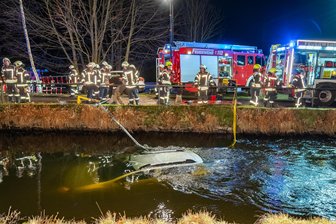 Weihnachtswunder im Erzgebirge: Die unglaublichen Zufälle eines Unfalls – und deren dramatische Folgen - Ein Auto stürzte am Samstag vor Heiligabend bei Nennigmühle in einen Mühlgraben. Das Fahrzeug versank samt den beiden Insassen im Wasser. Die Rettung wurde zu einem Wettlauf gegen die Zeit.
