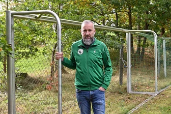 Weihnachtswunder in Thierbach: Anonymer Sponsor ersetzt gestohlenes Tornetz - Die Fußballer des SV Turbine Thierbach, im Bild Vorstandsmitglied Marcel Dittrich, sind wieder glücklicher, ein Sponsor hat ein neues Tornetz geschenkt. Doch der bleibt lieber anonym.