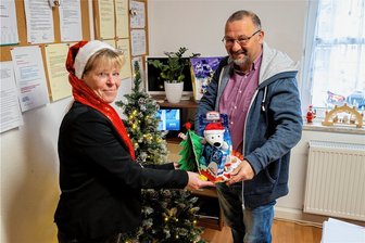 Weihnachtswunsch eigene vier Wände: Wie Mittweida Wohnungslosen hilft - Für die wohnungslosen Menschen verteilen Manuela Schneider und Ingo Friese an Heiligabend kleine Geschenke. Foto: Manuel Niemann