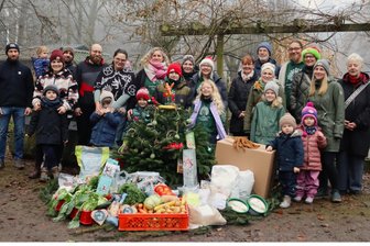 Weihnachtszauber im Tiergehege Crimmitschau: Zicklein und Futterspenden begeistern Besucher - Die Mitglieder des Fördervereins haben wieder Futterspenden für die Tiere im Gehege gesammelt.