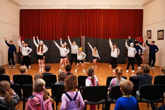 Weihnachtszauber in Penig mit dem kleinen Robo: „Weihnachten ist keine digitale Formel“ - Die Probe für das Weihnachtsprogramm des Freien Gymnasiums Penig - hier die Tanzgruppe „Flummis“ - war zugleich ein Türchen des lebendigen Adventskalenders für die Kinder der Kita „Abenteuerland“.