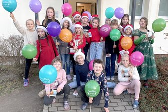 Weihnachtszauber in Rochlitz: 100 Familien beschenkt - Hortkinder beteiligten sich mit Freude bei der Christbaum-Aktion.