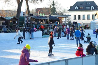 Weihnachtszauber in Zwickau - Heiß her geht es am Wochenende auf der Eisbahn.