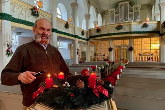 Weihnachtszauber mit Männerchor Oberschöna in festlich geschmückter Wegefarther Kirche - Michael Pönisch bereitet die Wegefarther Kirche auf das Konzert des Oberschönaer Männerchors vor.