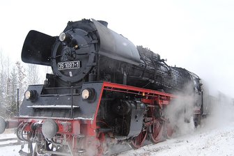 Weihnachtszauber und Winterdampf: Was das zweite Adventswochenende im Oberen Vogtland bietet - Alles einsteigen, so heißt es am Sonntag am Bahnhof Falkenstein. Mit der Dampflok geht es nach Gunzen zum Lichtelfest.