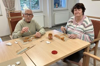 Weihnachtszeit in der Pflege im Erzgebirge: „Für manche ist das die schwierigste Zeit des Jahres“ - Die Gäste der Tagespflege Lugau Jürgen Schulze (80) und Siglinde Sieber (69) beim gemeinsamen Basteln in der Vorweihnachtszeit.