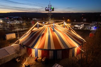 Weihnachtszirkus kehrt zurück an den Plauen-Park: Was Besucher in diesem Jahr erwartet - Noch wird fleißig aufgebaut. Das Zelt am Einkaufszentrum Plauen-Park in Kauschwitz steht bereits.