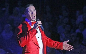 Weihnachtszirkus-Moderator Ramon Roselly singt sich in die Herzen der DSDS-Zuschauer - DSDS-Gewinner Ramon Roselly ist den Westsachsen als singender Moderator des Zwickauer Weihnachtszirkusses bekannt.
