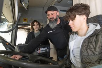 Weil 150 Busfahrer bald in Rente gehen: Wie der Regionalverkehr Erzgebirge um Nachwuchs buhlt - Fritz Bauer aus Königswalde (l.) und Fynn Gerstner aus Herold (r.) haben die Woche der offenen Unternehmen genutzt, um bei RVE in Annaberg reinzuschauen. Jörg Schmiedl, Busfahrer in Ausbildung, erklärte die Bustechnik.