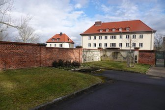 Weil Denkmal weg muss: Wird Bau der neuen Zufahrt zum Zwickauer Hauptfriedhof jetzt gestoppt? - Auf der asphaltierten Fläche stand bis zum vergangenen Jahr ein Trafohaus der ZEV. Jetzt soll dort die neue Zufahrt zum Hauptfriedhof geschaffen und dazu ein Teil der Friedhofsmauer abgebrochen werden.