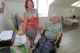 Weil der Aufzug nicht repariert wird: Rollstuhlfahrer aus Freiberg kann seit Monaten Wohnung nicht verlassen - André Steinbach kommt seit Monaten nicht aus seiner Wohnung heraus. In seiner Not wandte er sich an Stadträtin Odette Lamkhizni.