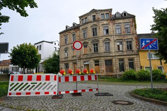 Weil der Eigentümer Haus verfallen lässt: Landkreis lässt Gebäude in Burgstädt abreißen - Der Landkreis lässt das marode Gebäude abreißen. Der Weg davor ist schon länger zur Sicherheit gesperrt.