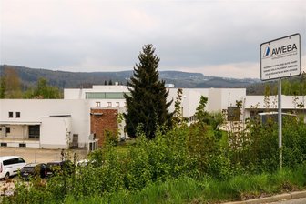 Weil E-Autos schwächeln: Erzgebirgischer Werkzeugbauer Aweba in Nöten - Blick auf die Werkhallen der Aweba in Aue. Das Unternehmen hat wirtschaftliche Probleme.