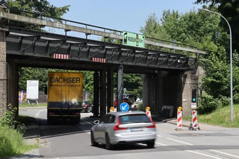 Weil ein Bagger gegen die Eisenbahnbrücke im Erzgebirge stieß, muss die Bahn nun für drei Tage pausieren - Der Verkehr auf der Staatsstraße 272 rollt mittels halbseitiger Ampelregelung weiter.