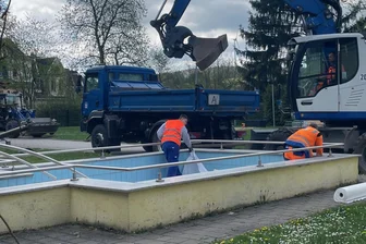 Weil ein Rettungsschwimmer nicht drin ist: Reichenbacher Kita gestaltet Pool fantasiereich um - Der Beginn der Pool-Umgestaltung in der Kita Sperlingsberg in Reichenbach. Hoch- und Tiefbau Reichenbach rückte mit schwerer Technik an.