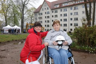 Weil Einzelzimmer gefragt sind: Zwickauer Seniorenheim für 9 Millionen Euro erweitert - Bewohnerin Monika Helmert (r.) und Ergotherapeutin Franziska Mueller im Park am Haus Muldenblick. Das Zwickauer Seniorenpflegeheim erhält einen Anbau mit 56 Einzelzimmern.