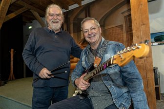 Weil Elvis bei der Jugend gut ankommt: Live-Bands spielen sich in Wernesgrün quer durch die Musiklandschaft - Andreas Groth (Grothi ) und Hannes Ebert (recht) spielen sich für Samstag schon mal ein.