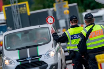 Weil er drängelte: Polizei stoppt Vogtländer in Bayern - und findet kleines Waffenarsenal - Auf einen 61-Jährigen aus dem Vogtland kommt nun Ärger zu.