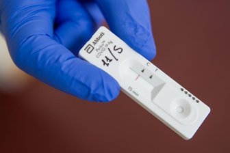 Weil er keinen kostenlosen Coronatest bekam: Mann schlägt Mitarbeiter - 