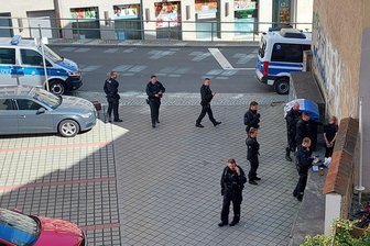Weil er Schnaps im Wert von 2,29 Euro gestohlen haben soll: Bis zu neun Polizisten in Plauen wegen eines einzigen Mannes im Einsatz - Ein mutmaßlicher Dieb hat in Plauen einen längeren Polizeieinsatz ausgelöst.