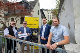Weil er selbst jüdischer Herkunft ist: Düsseldorfer Unternehmer spendet für Sanierung der Plauener Synagogenmauer - Sie wollen einen Gedenkort am Standort der früheren Synagoge schaffen: Pastor Stefan Filter, Unternehmer David Cohen von der Firma Derichebourg, Bürgermeister Tobias Kämpf und Clemens Uhlig vom Stadtarchiv.