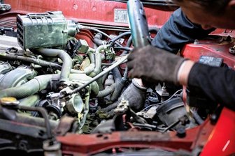 Weil er sich ein neues Auto aufbauen wollte: Mechaniker beklaut Chef und landet vor Gericht - Ein Automechaniker hat von seiner Arbeitsstelle verschiedene Teile geklaut und verkauft. Verhandelt wurde der Fall am Montag vor dem Amtsgericht in Chemnitz.