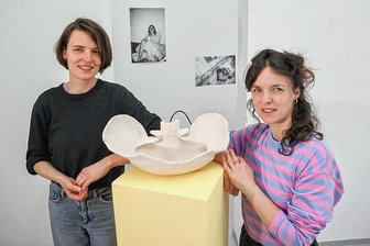 Weil es das Leben ist: Zwei Künstlerinnen sammeln Menstruationsgeschichten aus Chemnitz - Constanze Kresta (links) und Johanna Bender laden ein, Mentruationsgeschichten zu erzählen. Diese wollen sie später in einer Installation verwenden. Dabei sollen die Geschichten aus Objekten wie einem Becken-Knochen aus Ton (Bild) erklingen.