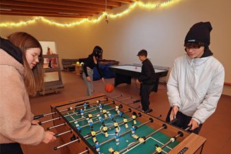 Weil es für ihre Kids bisher keinen Anlaufpunkt gab: Pausaer Eltern initiieren Jugendclub für ihren Nachwuchs - Im neuen Jugendklub haben die jungen Leute viel Platz. Annabelle Moßner (links) spielt mit Christian Zaumseil am Tischkicker.