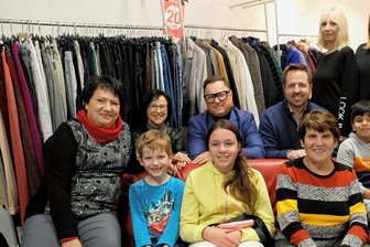 Weil es im Pop-up floriert: Lions Reichenbach helfen Tafel und Leuchtturm - Gemütliche Runde im Lions-Pop-up. Über Geldspenden freuten sich von der Tafel Petra Beek (links) und Petra Düntsch (vorn 3. von rechts) sowie vom Leuchtturm René Ebersbach (rechts) mit den Kindern Finn, Jaycee und Pankit (von links). Hinten die Pop-up-Gastgeberinnen Cornelia Ehrlich und Martina Müller (rechts).