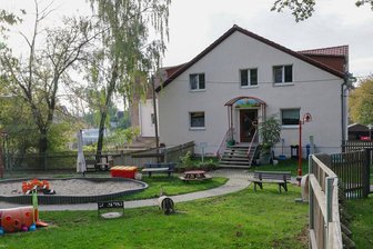 Weil es zu wenige Geburten gibt: Der ersten Kindertagesstätte im Landkreis Zwickau droht die Schließung - Die Einrichtung, die sich im Gasthof-Komplex befindet, ist nicht voll ausgelastet.