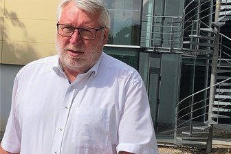 Weil Fingerabdrücke dauern: 1000 Ukraine-Flüchtlinge warten in Mittelsachsen noch auf ihre Erfassung - Landrat Matthias Damm vor dem Ankunftszentrum für Ukraine-Flüchtlinge im Landkreis Mittelsachsen in Waldheim.