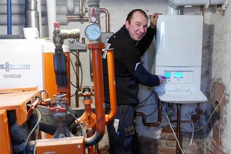 Weil für einen Kita-Neubau die Förderung fehlt: Weißbacher „Knirpsenland“ erhält neue Gasheizung - Die neue Gasheizung lässt sich laut Klempner Patrick Nestler leichter bedienen und arbeitet deutlich effizienter.