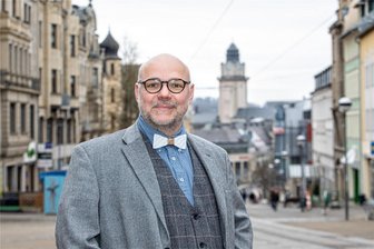 „Weil ich ein Mann bin“: Plauens Gleichstellungsbeauftragter fühlt sich von Berliner Frauen-Verein diskriminiert - Plauens Gleichstellungsbeauftragter Lars Buchmann: Bei einem Treffen der Bundesarbeitsgemeinschaft kommunaler Frauenbüros und Gleichstellungsstellen in Leipzig wurde er von Abstimmungen ausgeschlossen. Angeblich sei das satzungskonform, behauptet der Verein zur Förderung der Frauenpolitik. Doch das stimmt so offenbar nicht.