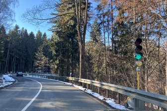 Weil im vogtländischen Wald gesägt wird: Kommt nach 16 Jahren endlich die Ampel weg? - Seit 16 Jahren steht im Netzschkauer Wald eine Baustellenampel. Die Staatsstraße ist hier nur einspurig befahrbar.