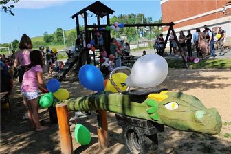Weil Kürbitzer fischelant sind: Neuer Spielplatz entsteht trotz leerer Gemeindekasse - Auf dem neuen Spielplatz in Kürbitz gibt es einiges zu entdecken. Zur Einweihung war er festlich geschmückt.