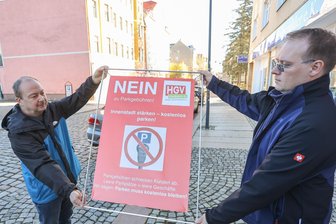 Weil Parken in Limbach-Oberfrohna bald kosten soll: Händler schlagen Alarm - Olaf Müller (links) und Markus Rau vom Händler- und Gewerbeverband sehen mögliche Parkgebühren in Limbach-Oberfrohna kritisch.