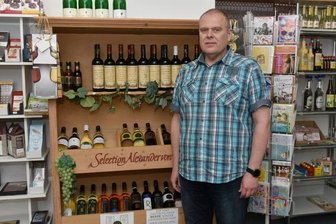 Weil Preise explodieren: Laden schließt - Nach 30 Jahren schließt der "Schoko-Laden" in Adorf. Geführt wurde er von Steffen Hagedorn (im Foto) und seiner Frau Kerstin.