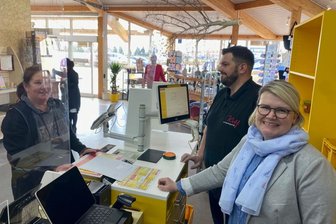 Weil sich ein Ehepaar seinen Traum erfüllt: Hinterm Reichenbacher Obi gibt‘s jetzt Post, Lotto, Deko und mehr - Neueröffnung: Lysann und Alexander Wolf hinterm Tresen der Postfiliale im einstigen Getränkemarkt am Reichenbacher Obi. Das Ehepaar arbeitet dort seit Mittwoch unter einem Dach zusammen. 