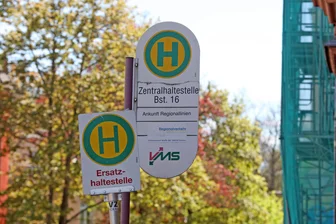 Weil sie keine mehr ist: Zwickauer „Zentralhaltestelle“ wird umbenannt - Die Aufschrift „Zentralhaltestelle“ wird im Dezember getilgt.