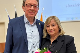 Weil sie Reichenbach zum Blühen bringt: Ehrung für Martina Müller - Martina Müller hatte von OB Henry Ruß den Blumenstrauß des Monats erhalten.