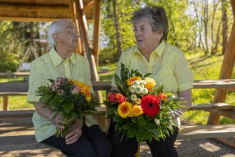 Weil Singen jung hält: 94-jährige Vogtländerin mischt beim Frauenchor mit - Jutta Beck (94) und Elke Müller (80) singen gern im Pfaffengrüner Frauenchor mit.