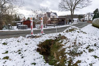 Weil Straßensperrung droht: Ausgehöhlte Fahrbahn in Kottengrün braucht schnelle Reparatur - Weil an der Steinbruchstraße ein Fahrbahneinbruch droht, will die Gemeinde eine Querung des Dorfbachs bauen.