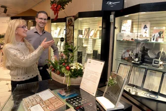 Weil Tradition alleine nicht reicht – Falkensteiner Juweliergeschäft gibt’s seit 75 Jahren - Für Elvira und Ron Glück ist ihr Uhren- und Juweliergeschäft viel mehr als nur ein Arbeitsort.