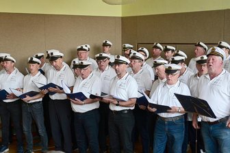 Weil viele mitziehen: Verein im Vogtland ist seinem Traum ganz nah - Beim Benefizkonzert begeisterte der Männerchor Bobenneukirchen mit Shantys und Volksliedern.